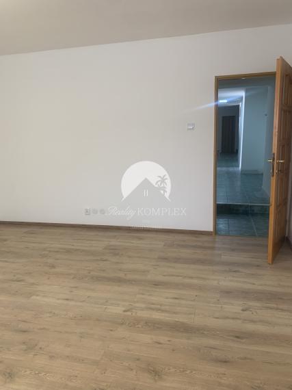 Reality KOMPLEX s.r.o. Vám ponúka do prenájmu haly, sklady, kancelárske priestory v polyfunkčnej budove v Chotíne