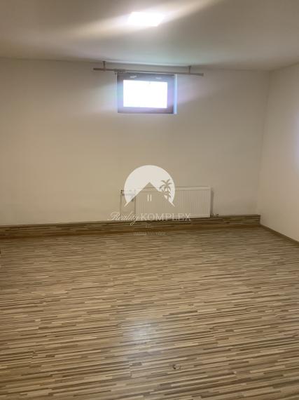 Reality KOMPLEX s.r.o. Vám ponúka do prenájmu haly, sklady, kancelárske priestory v polyfunkčnej budove v Chotíne