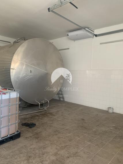 Reality KOMPLEX s.r.o. Vám ponúka do prenájmu haly, sklady, kancelárske priestory v polyfunkčnej budove v Chotíne