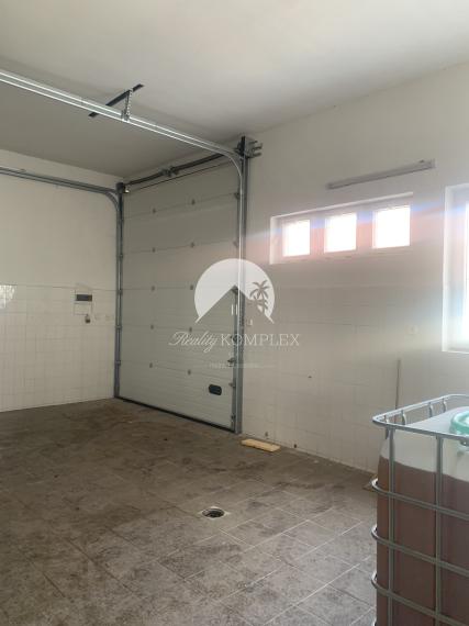 Reality KOMPLEX s.r.o. Vám ponúka do prenájmu haly, sklady, kancelárske priestory v polyfunkčnej budove v Chotíne