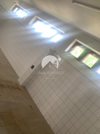 Reality KOMPLEX s.r.o. Vám ponúka do prenájmu haly, sklady, kancelárske priestory v polyfunkčnej budove v Chotíne