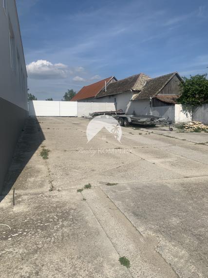 Reality KOMPLEX s.r.o. Vám ponúka do prenájmu haly, sklady, kancelárske priestory v polyfunkčnej budove v Chotíne