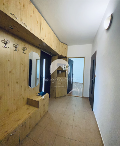 Reality KOMPLEX s.r.o., Vám ponúka na PREDAJ 3-izbový byt s balkónom a s loggiou  v obľúbenej lokalite Mesta Komárno.