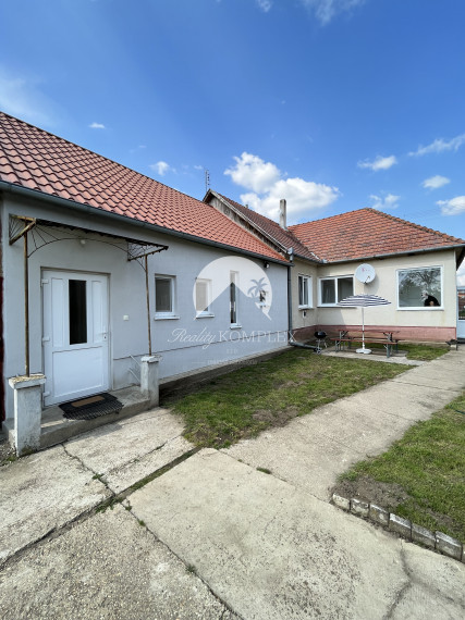 MIMORIADNÁ PONUKA!!! VELKÁ ZĽAVA!! Reality KOMPLEX s.r.o. Vám ponúka na predaj dvojgeneračný, čiastočne prerobený rodinný dom s  garážou za SUPER CENU!!!