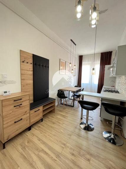 Iba u nás!!! Vám Reality KOMPLEX s.r.o., ponúka na prenájom Luxusne prerobený 3-izbový byt priamo v centre Komárna!!!