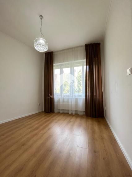 Iba u nás!!! Vám Reality KOMPLEX s.r.o., ponúka na prenájom Luxusne prerobený 3-izbový byt priamo v centre Komárna!!!