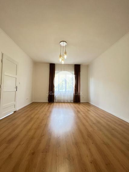 Iba u nás!!! Vám Reality KOMPLEX s.r.o., ponúka na prenájom Luxusne prerobený 3-izbový byt priamo v centre Komárna!!!