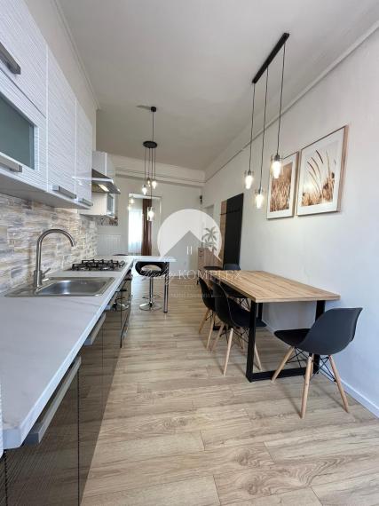 Iba u nás!!! Vám Reality KOMPLEX s.r.o., ponúka na prenájom Luxusne prerobený 3-izbový byt priamo v centre Komárna!!!