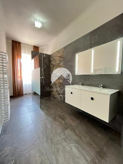 Iba u nás!!! Vám Reality KOMPLEX s.r.o., ponúka na prenájom Luxusne prerobený 3-izbový byt priamo v centre Komárna!!!