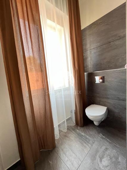 Iba u nás!!! Vám Reality KOMPLEX s.r.o., ponúka na prenájom Luxusne prerobený 3-izbový byt priamo v centre Komárna!!!