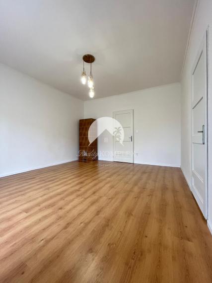 Iba u nás!!! Vám Reality KOMPLEX s.r.o., ponúka na prenájom Luxusne prerobený 3-izbový byt priamo v centre Komárna!!!