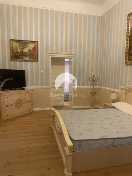 Reality Komplex s.r.o. Vám ponúka do PRENÁJMU čarovný, úplne zrekonštruovaný a zariadený rodinný dom v centre Komárna!