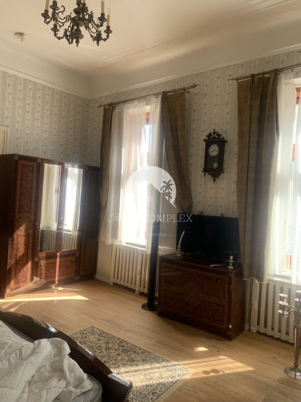 Reality Komplex s.r.o. Vám ponúka do PRENÁJMU čarovný, úplne zrekonštruovaný a zariadený rodinný dom v centre Komárna!