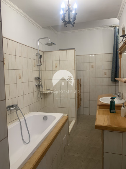 Reality Komplex s.r.o. Vám ponúka do PRENÁJMU čarovný, úplne zrekonštruovaný a zariadený rodinný dom v centre Komárna!