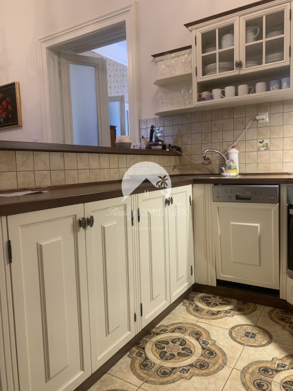 Reality Komplex s.r.o. Vám ponúka do PRENÁJMU čarovný, úplne zrekonštruovaný a zariadený rodinný dom v centre Komárna!