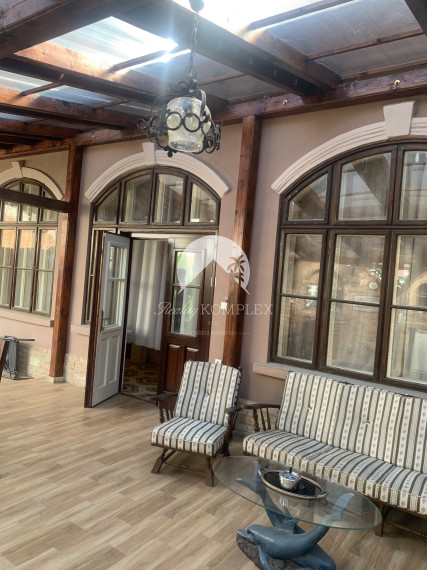 Reality Komplex s.r.o. Vám ponúka do PRENÁJMU čarovný, úplne zrekonštruovaný a zariadený rodinný dom v centre Komárna!