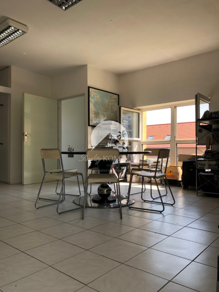 Exkluzívne Reality KOMPLEX s.r.o. Vám ponúka na predaj reprezentatívny poschodový  polifunkčný objekt  na Ulici gen. Klapku v Komárne!