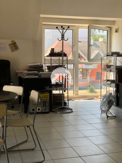 Exkluzívne Reality KOMPLEX s.r.o. Vám ponúka na predaj reprezentatívny poschodový  polifunkčný objekt  na Ulici gen. Klapku v Komárne!