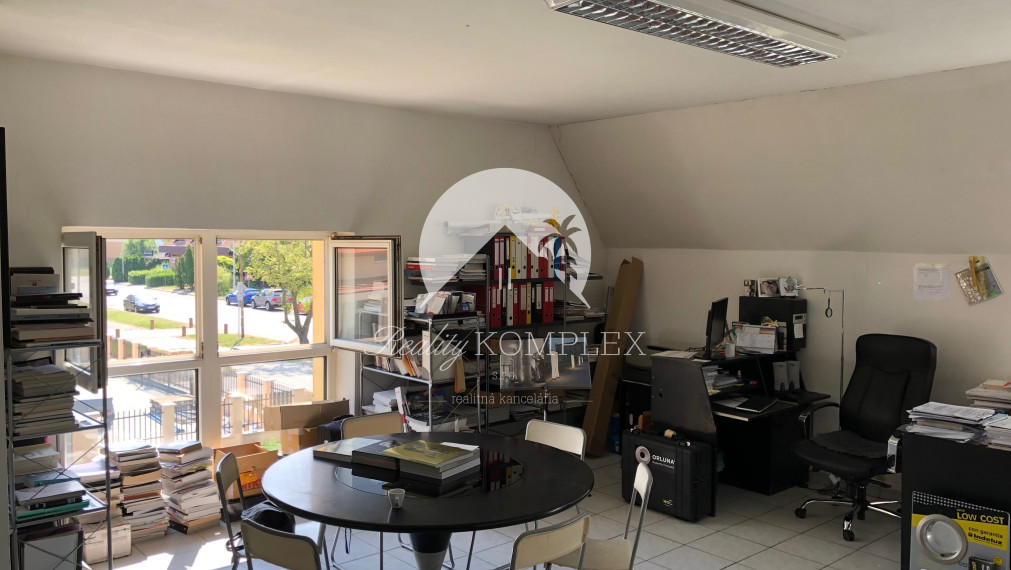 Exkluzívne Reality KOMPLEX s.r.o. Vám ponúka na predaj reprezentatívny poschodový  polifunkčný objekt  na Ulici gen. Klapku v Komárne!
