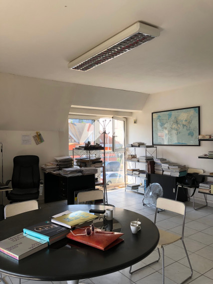 Exkluzívne Reality KOMPLEX s.r.o. Vám ponúka na predaj reprezentatívny poschodový  polifunkčný objekt  na Ulici gen. Klapku v Komárne!