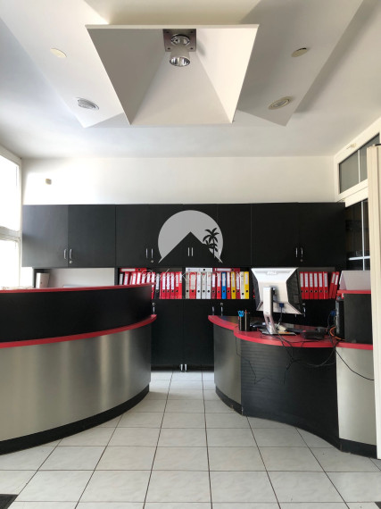 Exkluzívne Reality KOMPLEX s.r.o. Vám ponúka na predaj reprezentatívny poschodový  polifunkčný objekt  na Ulici gen. Klapku v Komárne!