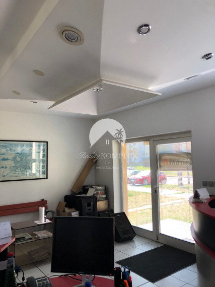 Exkluzívne Reality KOMPLEX s.r.o. Vám ponúka na predaj reprezentatívny poschodový  polifunkčný objekt  na Ulici gen. Klapku v Komárne!