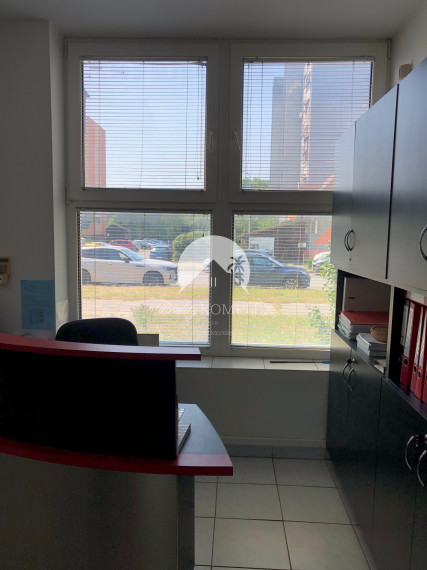 Exkluzívne Reality KOMPLEX s.r.o. Vám ponúka na predaj reprezentatívny poschodový  polifunkčný objekt  na Ulici gen. Klapku v Komárne!