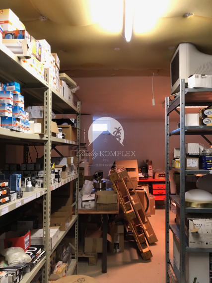 Exkluzívne Reality KOMPLEX s.r.o. Vám ponúka na predaj reprezentatívny poschodový  polifunkčný objekt  na Ulici gen. Klapku v Komárne!