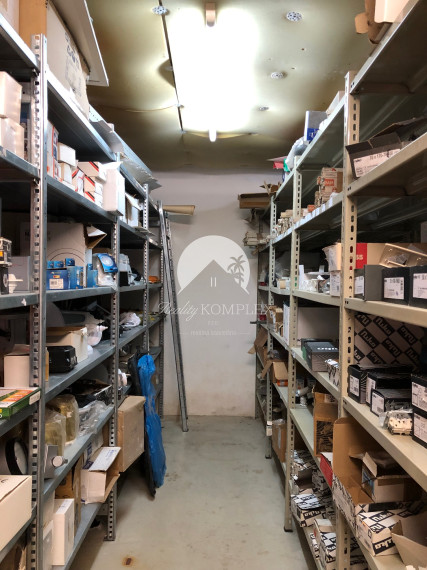 Exkluzívne Reality KOMPLEX s.r.o. Vám ponúka na predaj reprezentatívny poschodový  polifunkčný objekt  na Ulici gen. Klapku v Komárne!