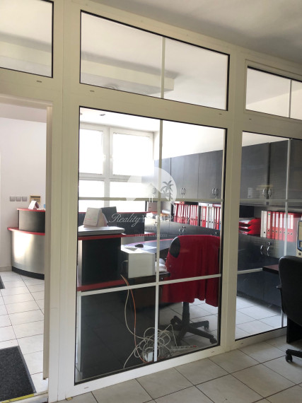 Exkluzívne Reality KOMPLEX s.r.o. Vám ponúka na predaj reprezentatívny poschodový  polifunkčný objekt  na Ulici gen. Klapku v Komárne!