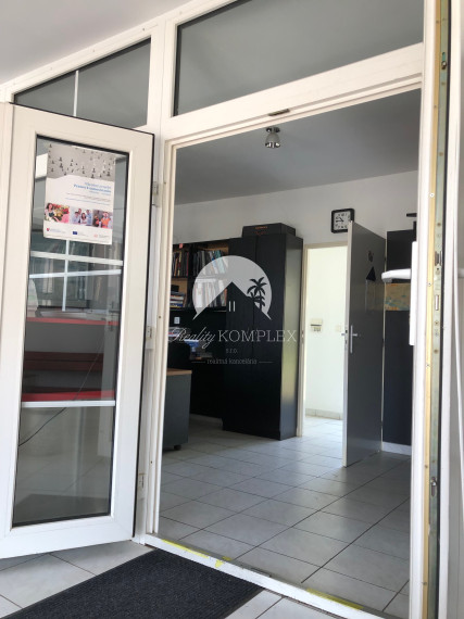 Exkluzívne Reality KOMPLEX s.r.o. Vám ponúka na predaj reprezentatívny poschodový  polifunkčný objekt  na Ulici gen. Klapku v Komárne!