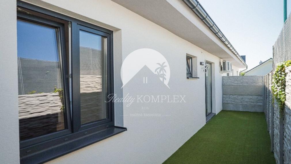 Reality KOMPLEX s.r.o. Vám ponúka na predaj nízko energetický 3-izbový radový dom vo frekventovanej časti Kolárova
