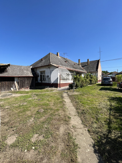 EXKLUZÍVNE U NÁS!!! Reality Komplex s.r.o. ponúka na PREDAJ priestranný,6 izbový starší rodinný dom, 15 km od Komárna v slušnej a obľúbenej obci Svätý Peter.
