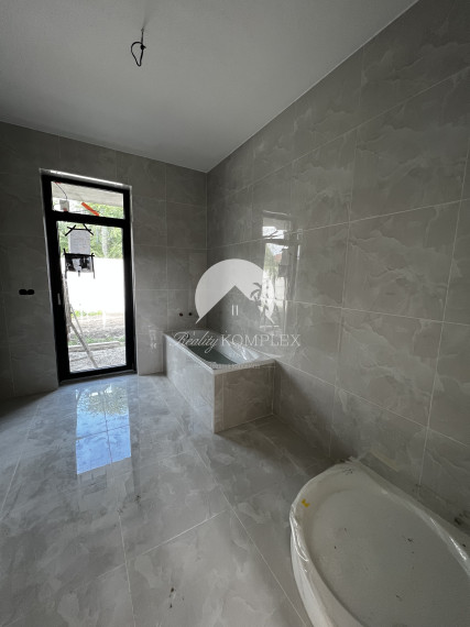 Reality KOMPLEX s.r.o. Vám ponúka na PREDAJ 4 izbovú NOVOSTAVBU v štandarde v Dolnom Bare!!!