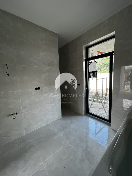 Reality KOMPLEX s.r.o. Vám ponúka na PREDAJ 4 izbovú NOVOSTAVBU v štandarde v Dolnom Bare!!!