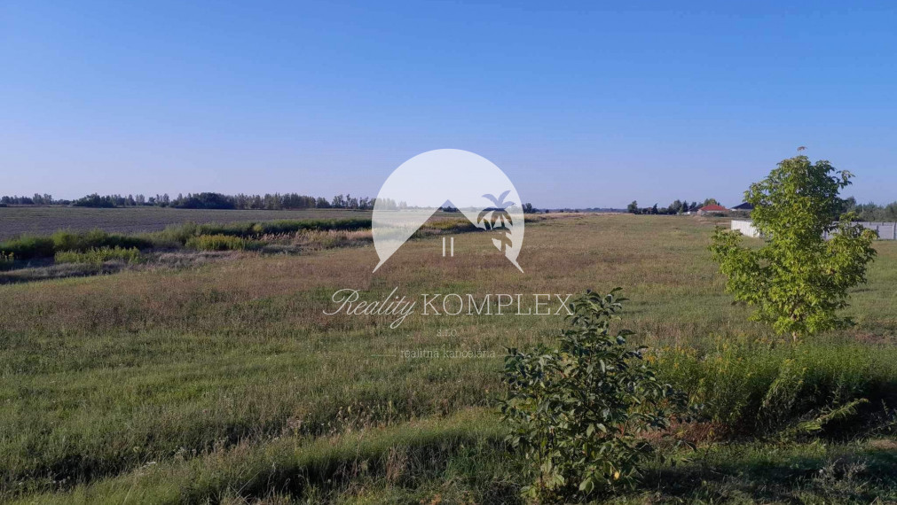 IBA U NÁS ! Reality KOMPLEX s.r.o. Vám ponúka na predaj veľký stavebný pozemok v obci Okoličná na Ostrove!