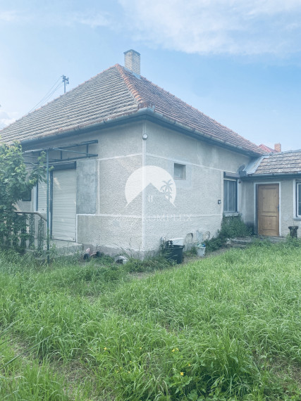 Reality komplex s.r.o., Vám ponúka na predaj v tichej uličke v obci Iža trojizbový dom na 6 árovom pozemku!
