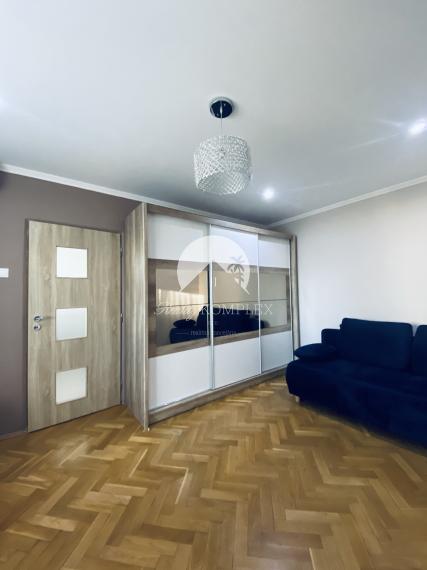 Reality komplex s.r.o., Vám  ponúka prenájom útulného, úplne rekonštruovaného, priestranného  1  izbového bytu s balkónom  na Jazernej ulici.