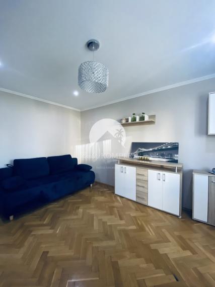 Reality komplex s.r.o., Vám  ponúka prenájom útulného, úplne rekonštruovaného, priestranného  1  izbového bytu s balkónom  na Jazernej ulici.