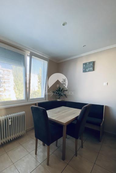 Reality komplex s.r.o., Vám  ponúka prenájom útulného, úplne rekonštruovaného, priestranného  1  izbového bytu s balkónom  na Jazernej ulici.