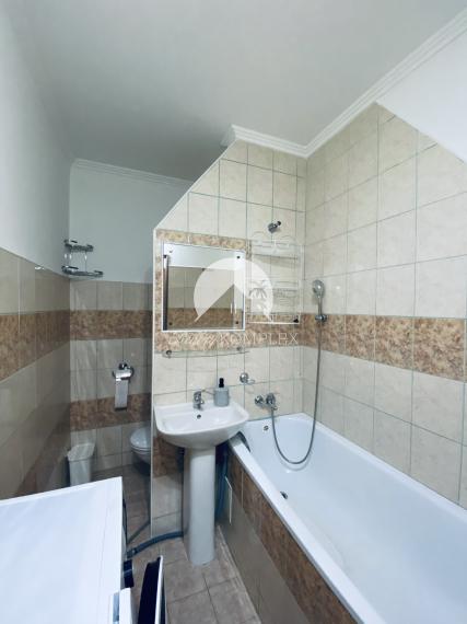 Reality komplex s.r.o., Vám  ponúka prenájom útulného, úplne rekonštruovaného, priestranného  1  izbového bytu s balkónom  na Jazernej ulici.