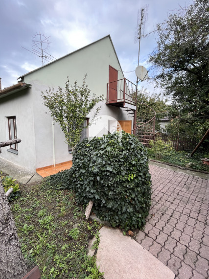 REALITY KOMPLEX s.r.o. Vám ponúka na predaj rodinný dom v centre mesta s polyfunkčnou budovou v Komárne-super lokalita!!!