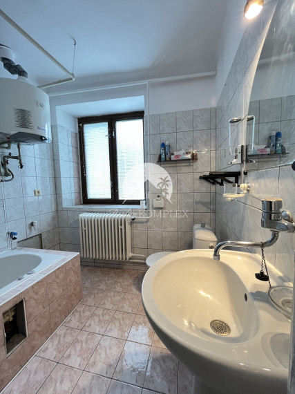 REALITY KOMPLEX s.r.o. Vám ponúka na predaj rodinný dom v centre mesta s polyfunkčnou budovou v Komárne-super lokalita!!!