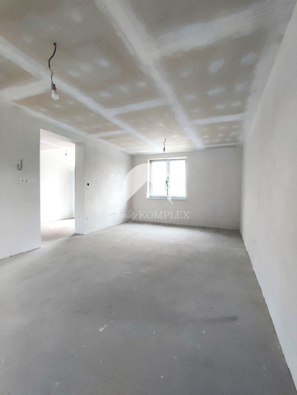 Reality Komplex s.r.o. Vám ponúka na PREDAJ dvojpodlažný rodinný dom v radovej zástavbe v Zemianskej Oľči.