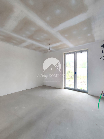 Reality Komplex s.r.o. Vám ponúka na PREDAJ dvojpodlažný rodinný dom v radovej zástavbe v Zemianskej Oľči.