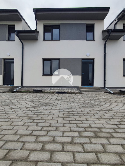 Reality Komplex s.r.o. Vám ponúka na PREDAJ dvojpodlažný rodinný dom v radovej zástavbe v Zemianskej Oľči.