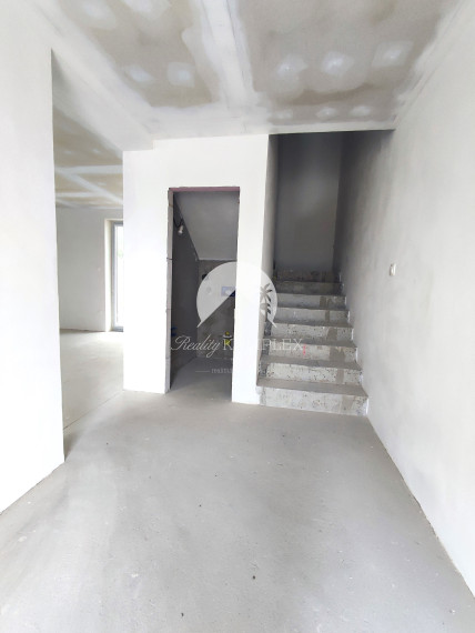 Reality Komplex s.r.o. Vám ponúka na PREDAJ dvojpodlažný rodinný dom v radovej zástavbe v Zemianskej Oľči.