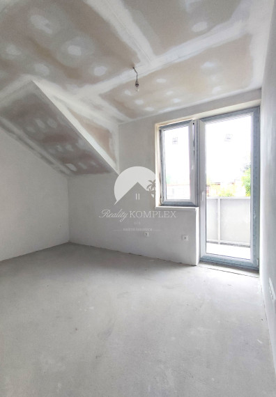 Reality Komplex s.r.o. Vám ponúka na PREDAJ dvojpodlažný rodinný dom v radovej zástavbe v Zemianskej Oľči.