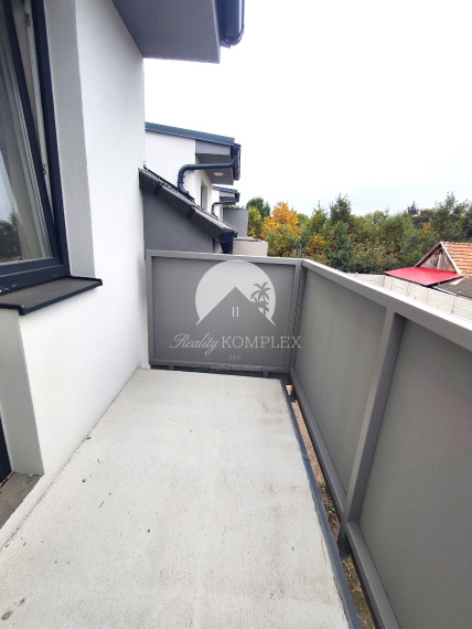 Reality Komplex s.r.o. Vám ponúka na PREDAJ dvojpodlažný rodinný dom v radovej zástavbe v Zemianskej Oľči.