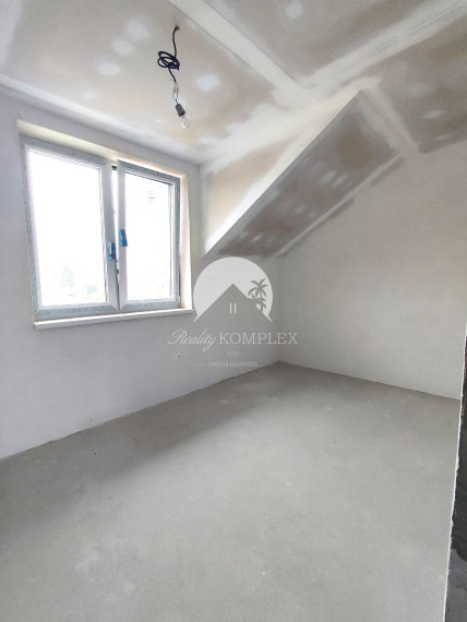 Reality Komplex s.r.o. Vám ponúka na PREDAJ dvojpodlažný rodinný dom v radovej zástavbe v Zemianskej Oľči.